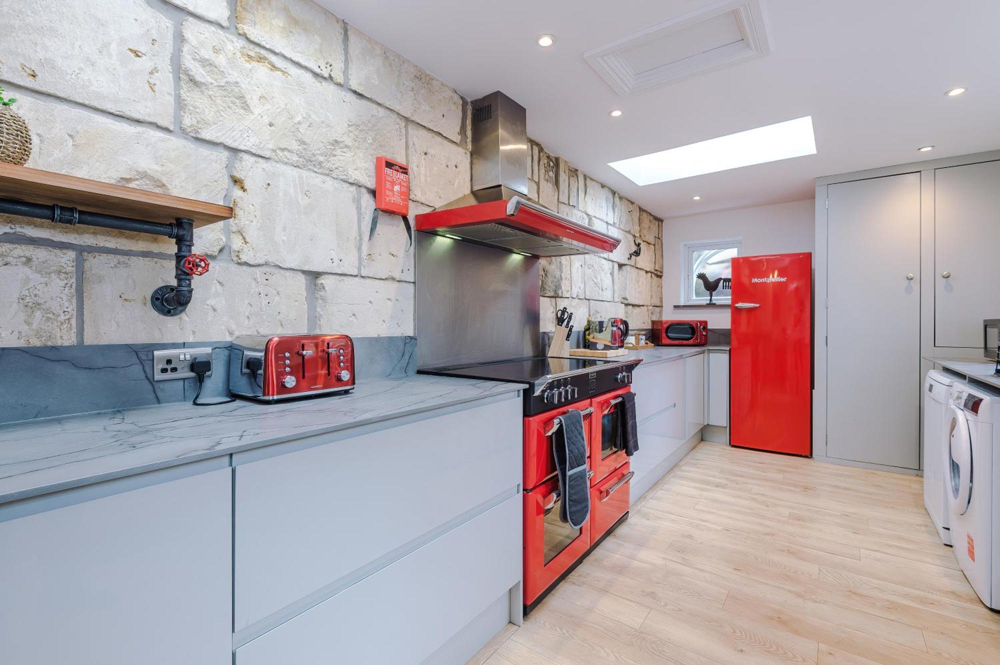 Incredible - Five Bedroom - 7 Actual Beds - 6 Bathroom House By Purestay - Central Bath With Parking エクステリア 写真