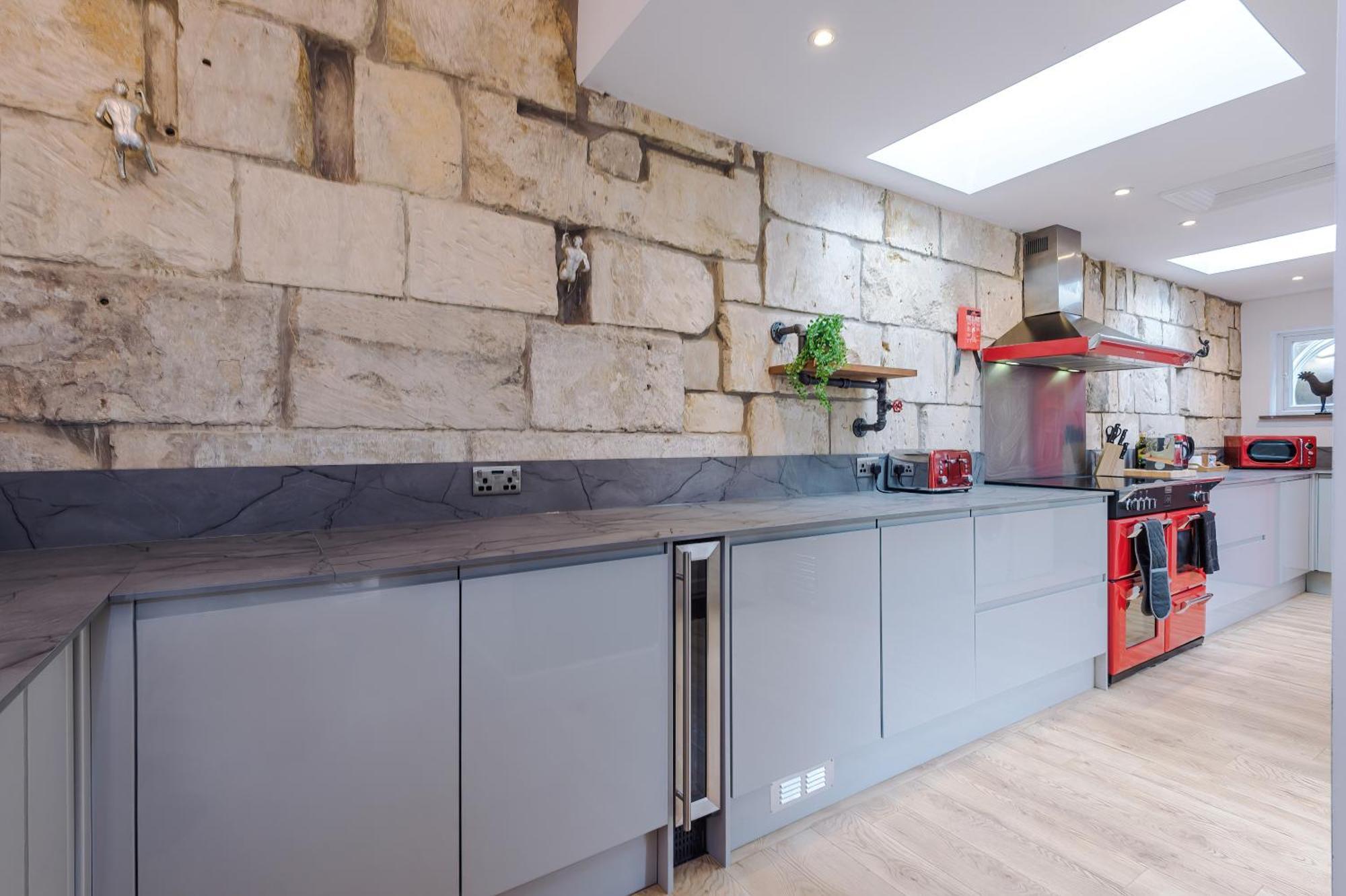 Incredible - Five Bedroom - 7 Actual Beds - 6 Bathroom House By Purestay - Central Bath With Parking エクステリア 写真