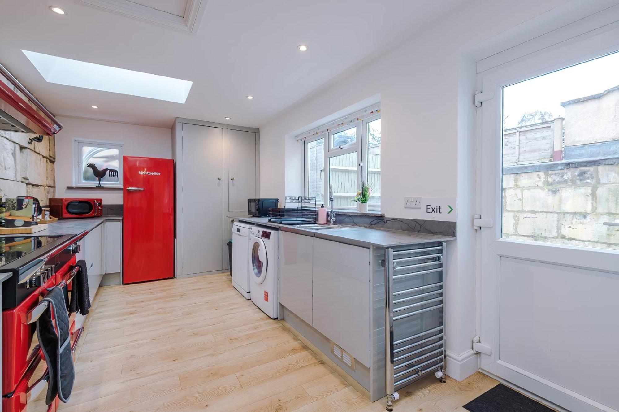 Incredible - Five Bedroom - 7 Actual Beds - 6 Bathroom House By Purestay - Central Bath With Parking エクステリア 写真