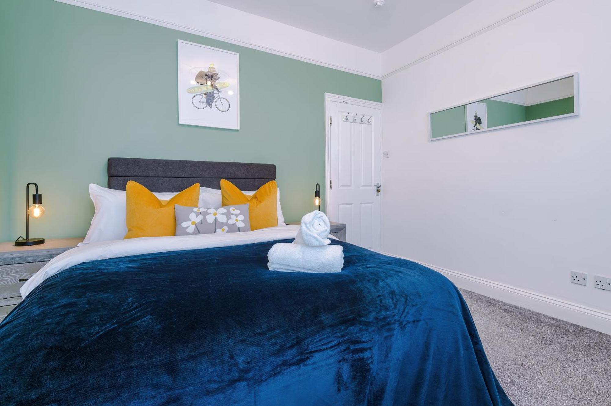 Incredible - Five Bedroom - 7 Actual Beds - 6 Bathroom House By Purestay - Central Bath With Parking エクステリア 写真