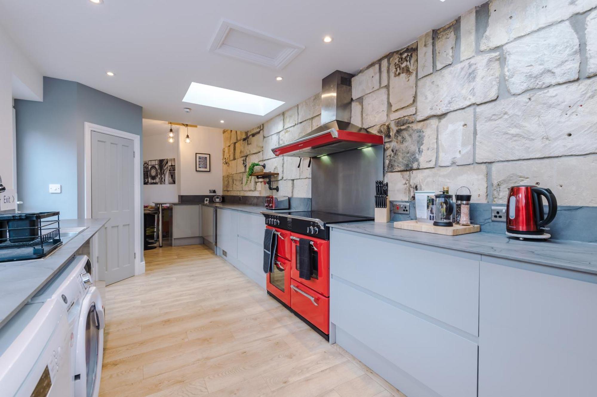 Incredible - Five Bedroom - 7 Actual Beds - 6 Bathroom House By Purestay - Central Bath With Parking エクステリア 写真