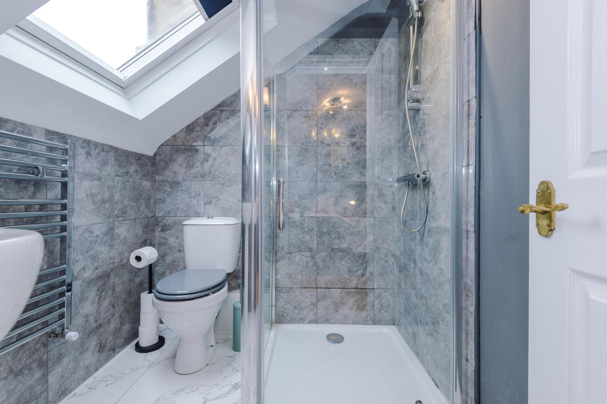 Incredible - Five Bedroom - 7 Actual Beds - 6 Bathroom House By Purestay - Central Bath With Parking エクステリア 写真