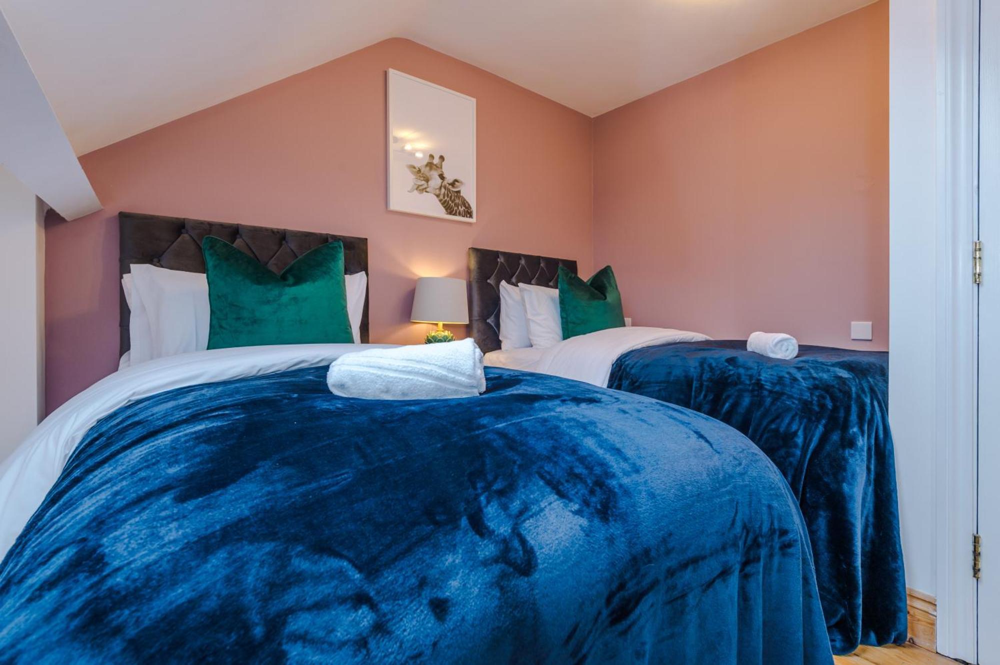 Incredible - Five Bedroom - 7 Actual Beds - 6 Bathroom House By Purestay - Central Bath With Parking エクステリア 写真