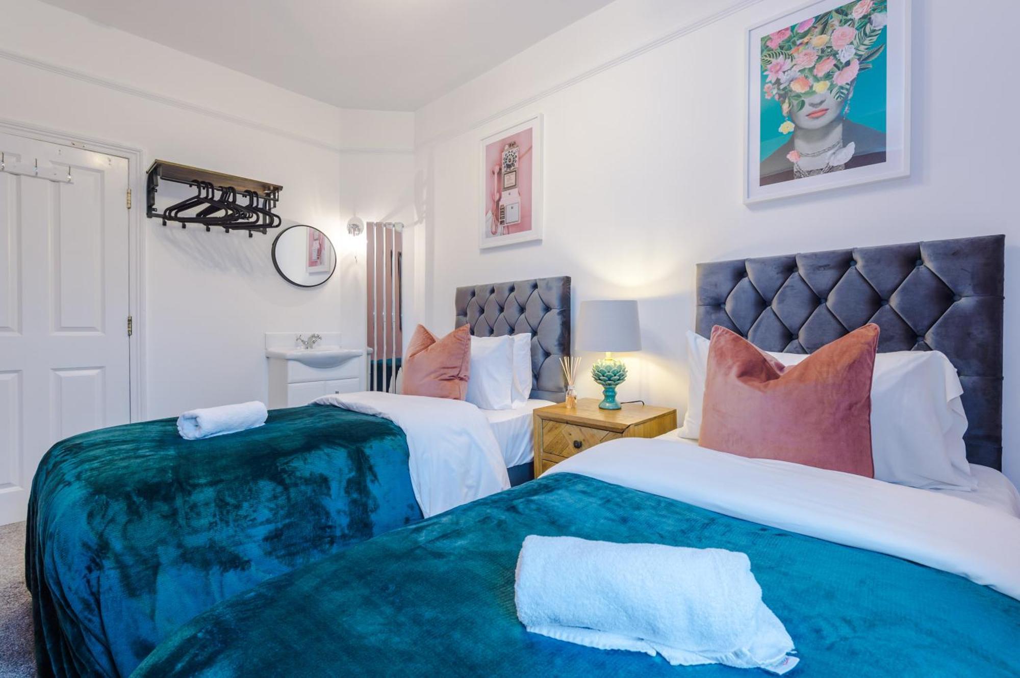 Incredible - Five Bedroom - 7 Actual Beds - 6 Bathroom House By Purestay - Central Bath With Parking エクステリア 写真