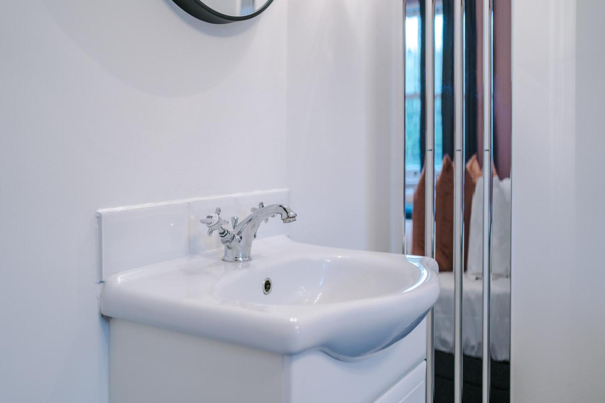 Incredible - Five Bedroom - 7 Actual Beds - 6 Bathroom House By Purestay - Central Bath With Parking エクステリア 写真