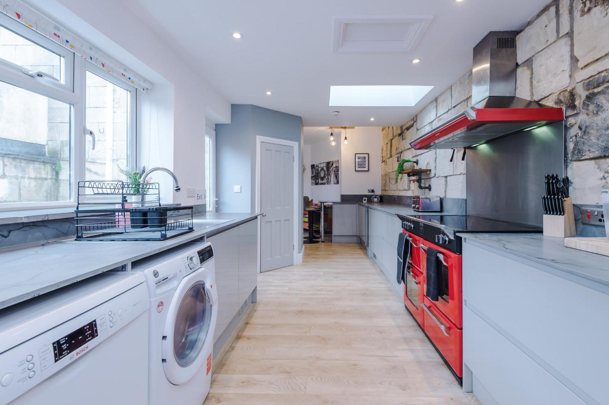 Incredible - Five Bedroom - 7 Actual Beds - 6 Bathroom House By Purestay - Central Bath With Parking エクステリア 写真